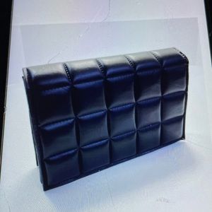 Black crossover purse .